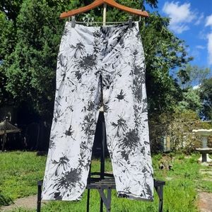 White & Black Floral Cropped Pants 🖤🖤🖤